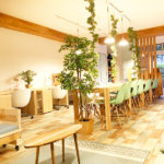 カフェのような明るい共用スペース