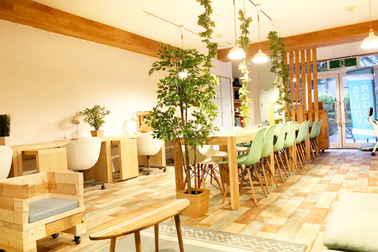 カフェのような明るい空間