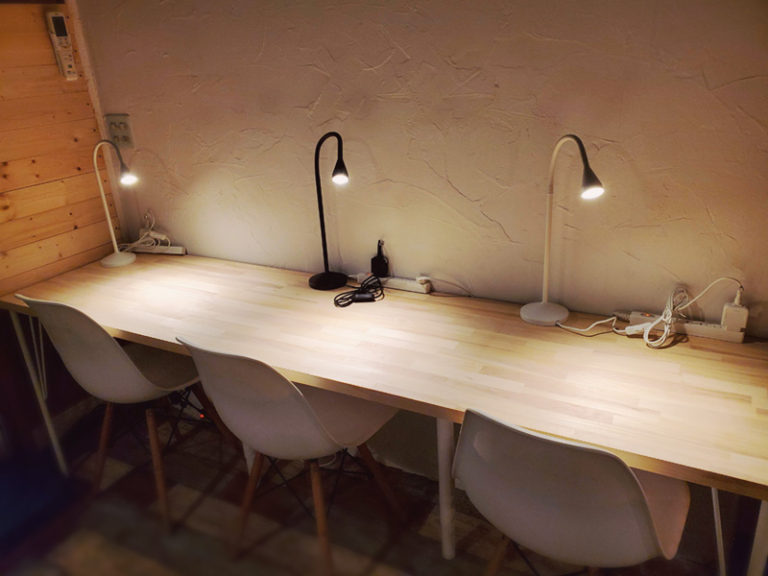 シンプルな長テーブル