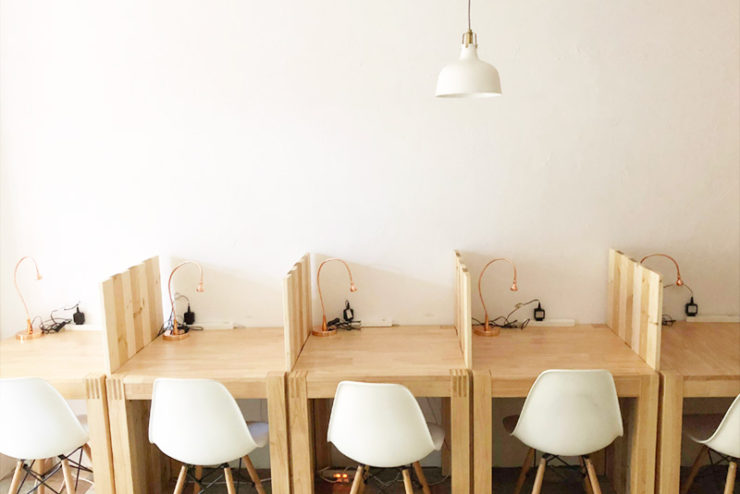 一人用のテーブル席