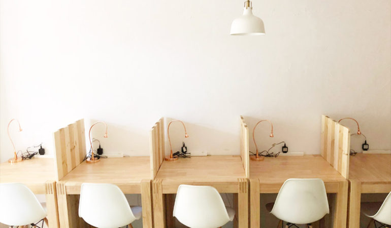 一人用のテーブル席