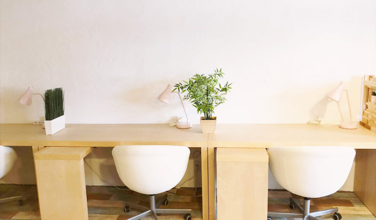 大型のL字型デスク