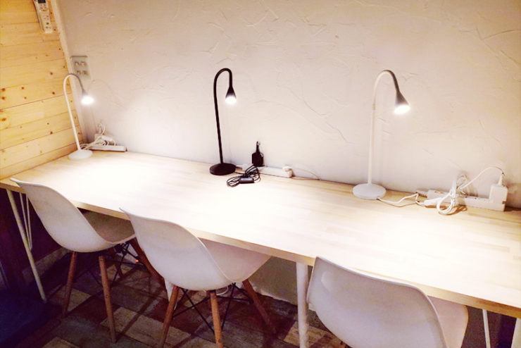 シンプルな長テーブル