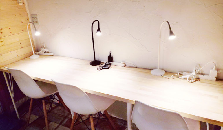 シンプルな長テーブル