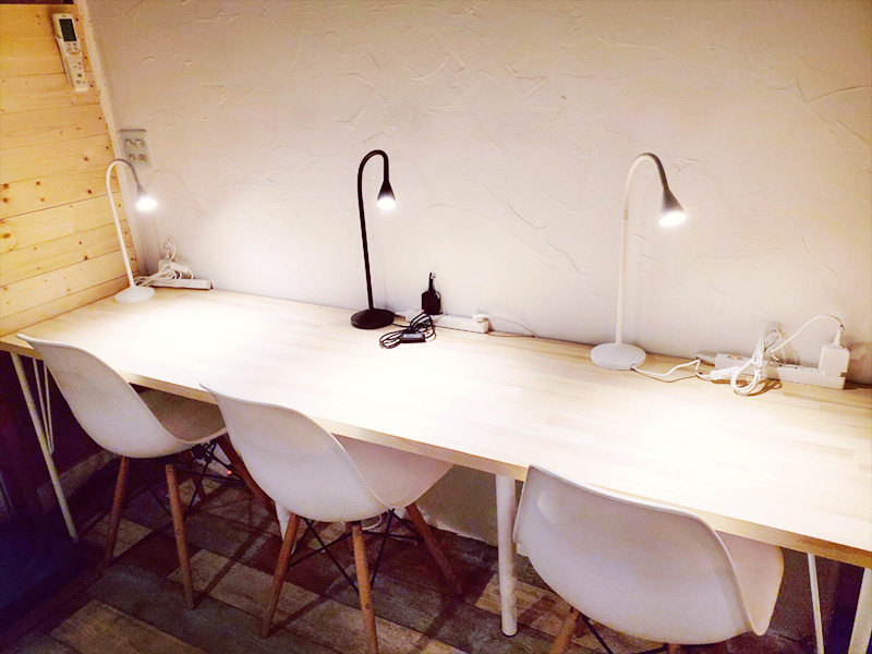 シンプルな長テーブル